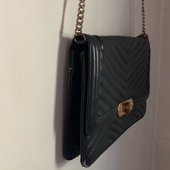 ⚜️Black crossbody with gold hardware⚜️ - Picture 4 of 4
